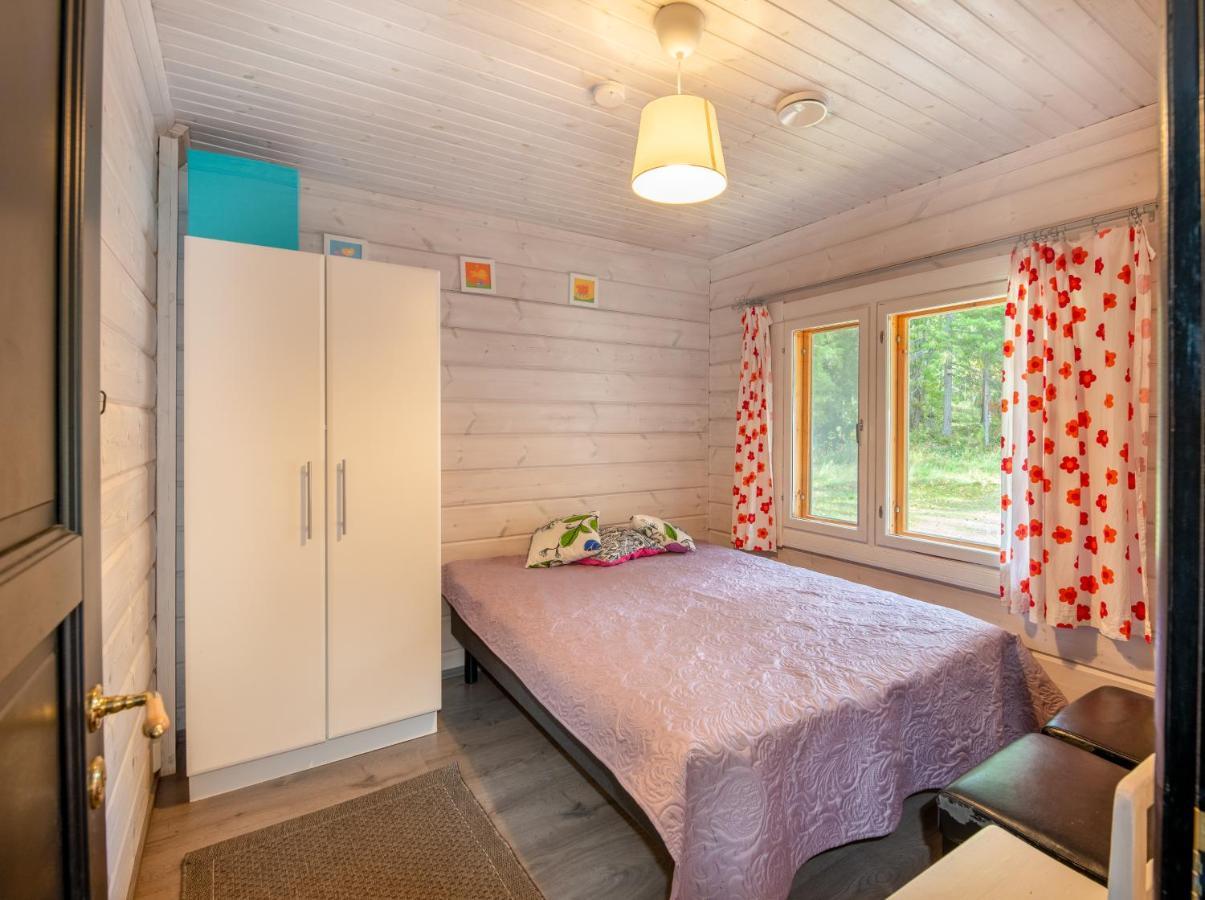 Laehderinne - 2 Bedroom Log Cabin, Private Beach, Wifi & Sauna Puolanka Екстер'єр фото